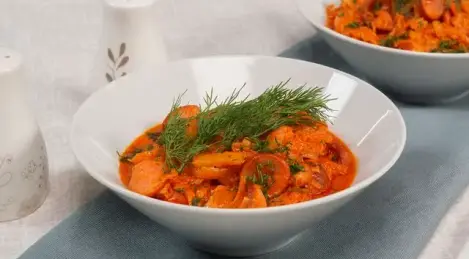 Solyanka al estilo pueblo con salchichas