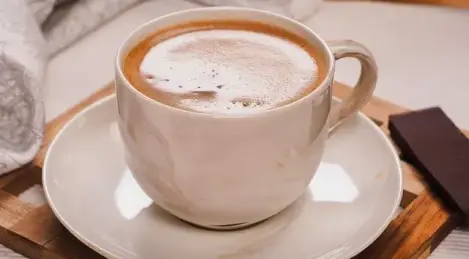 Caffè con cognac e cannella