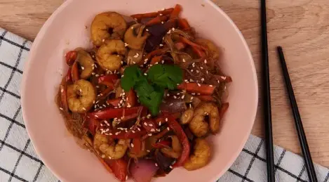 Noodles in salsa wok con gamberi tigre e funghi