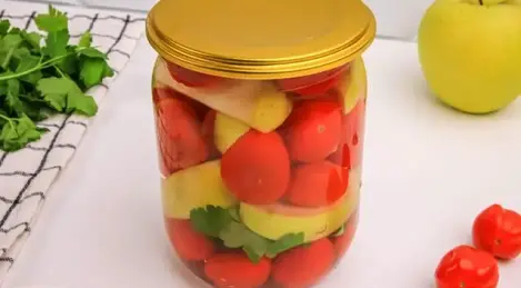 Tomates marinados con manzanas