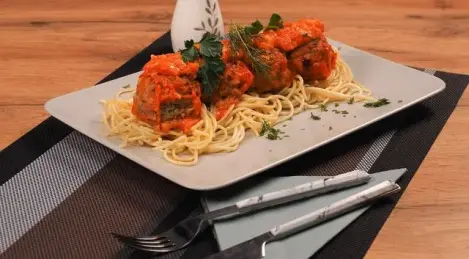 "Erizos" de carne picada en salsa cremosa