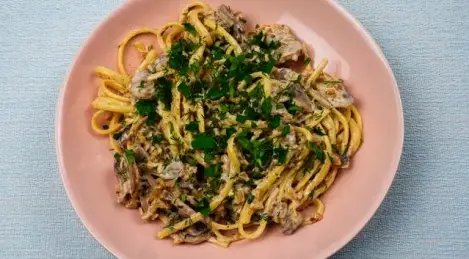 Spaghetti with mushrooms and nuts