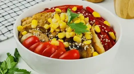 Bowl mit Couscous, Hähnchen, Champignons und Paprika