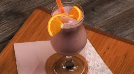 Smoothie au lait à la banane et à la framboise