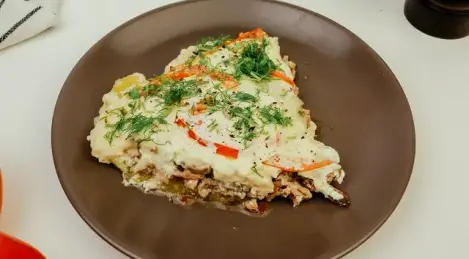 Cazuela de patatas con carne picada en sartén