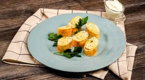 Rouleau d'omelette au fromage fondu