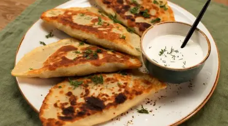 Chebureki in einer Pfanne