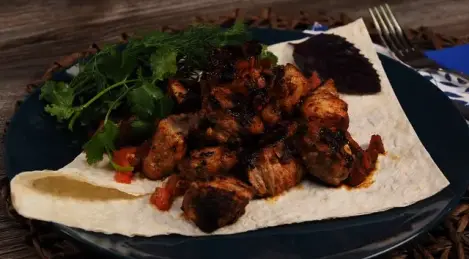 Brochette de cou de porc marinée à la tomate