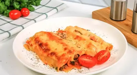 Cannelloni with minced meat and mushrooms