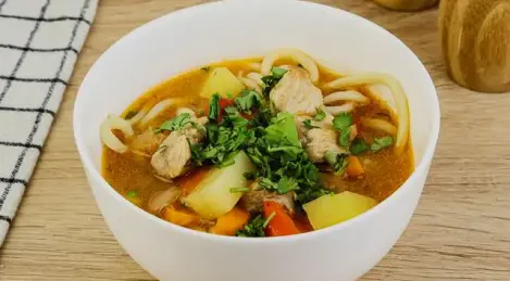 Schweinefleisch-Lagman mit Nudeln