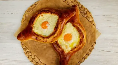 Khachapuri in stile agiario