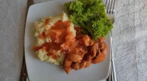 Beef Stroganoff mit Hühnchen in Tomatenmark