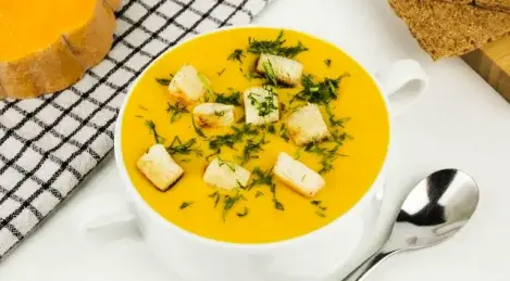 Zuppa cremosa di zucca con brodo di pollo