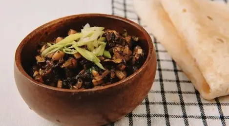 Vorspeise mit eingelegten Pilzen