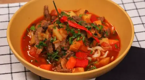 Lagman mit gekauften Nudeln