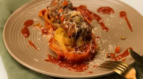 Nidos de espaguetis con carne picada y tomates