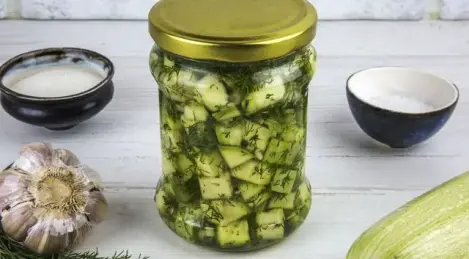 Zucchinisalat mit Knoblauch für den Winter