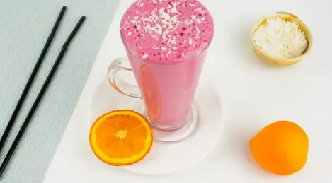 Milchshake mit Kirschen, Eis und Honig