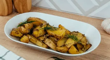 Potatoes in garlic sauce in the oven
