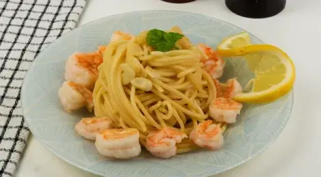 Pasta con camarones y ajo