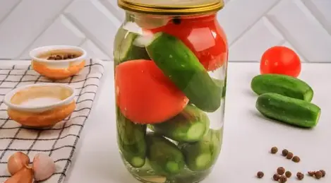 Cetrioli sottaceto con pomodori