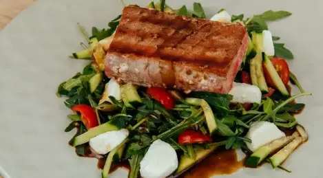 Salat mit Thunfisch, Mozzarella und Honig-Senf-Dressing
