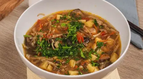 Sopa de col con setas secas