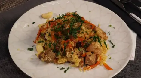 Schweinefleisch-Pilaw in einer Pfanne