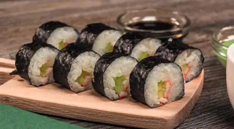 Rouleaux faits maison avec des bâtonnets de crabe