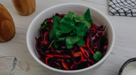 Cole slaw with red cabbage