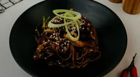 Soba con manzo e funghi ostrica