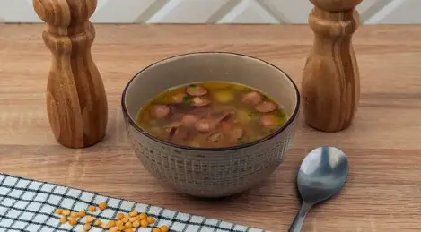 Sopa de guisantes con salchichas de cazador