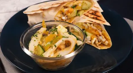 Salad with squid and fried champignons