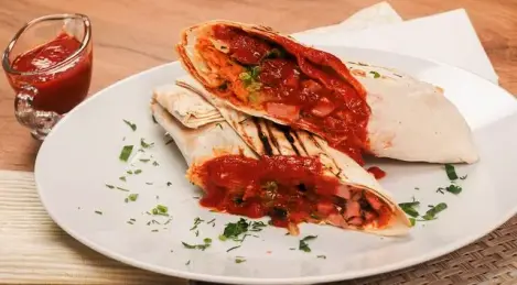 Shawarma de salchicha hervida con col china y hierbas secas