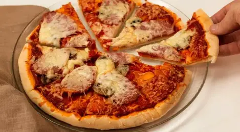 Pizza con funghi, salame, parmigiano e mozzarella