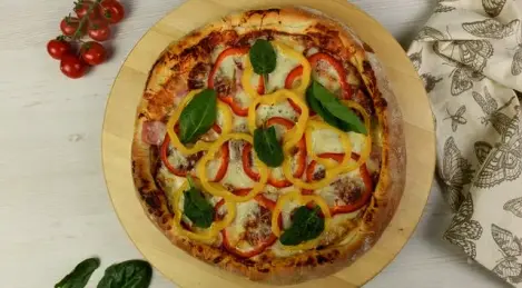 Pizza maison au jambon, saucisse fumée et poivron