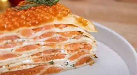Gâteau de crêpes au saumon et aux herbes