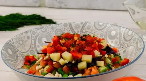 Insalata con petto di pollo e cavolo cinese