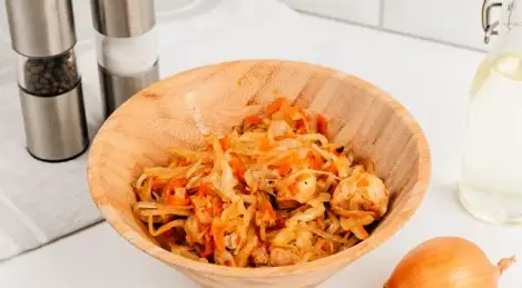 Geschmorter Kohl mit Hähnchenfilet