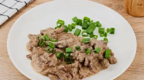 Rindfleisch mit Sauerrahm