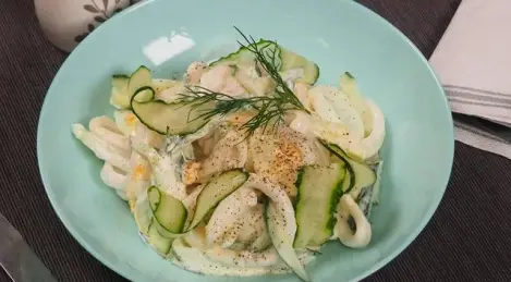 Salat mit Tintenfisch und Sauerrahm