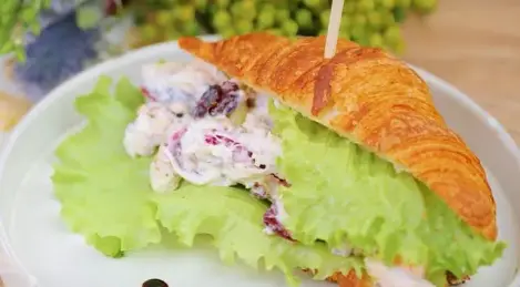 Sándwich de manzana y pollo