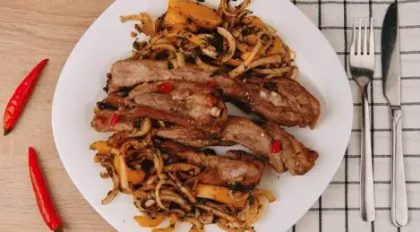 Costillas de cerdo con hierbas aromáticas y pimiento morrón