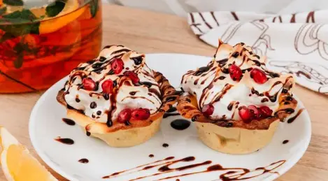 Shortbread baskets with raspberries and meringue