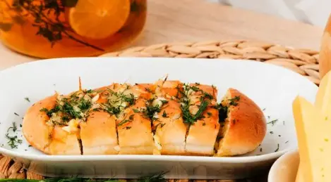 Baguette con queso y ajo
