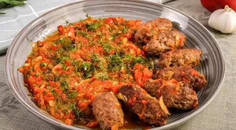 Chevapchichi in salsa di peperoni e pomodoro