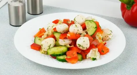 Fresh vegetable salad with mozzarella