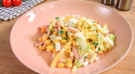 Insalata con mais e prosciutto