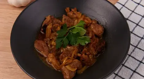 Lamb stewed with onions