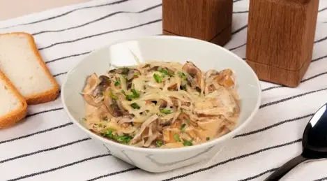 Champiñones en crema agria